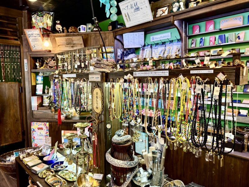 原ハブ屋 名瀬店のハブ革製品とアクセサリー
