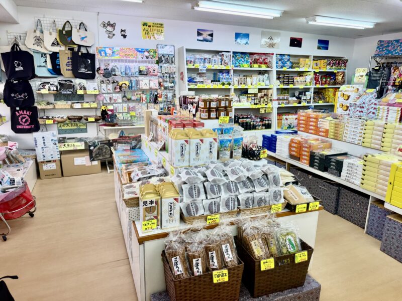 ヤマアおみやげセンター 永田橋店の店内｜奄美大島のお土産
