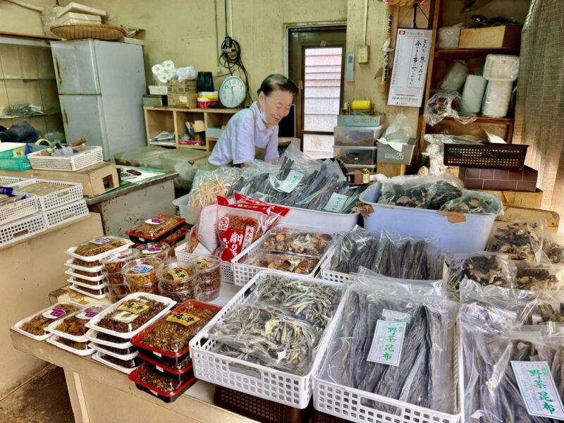 名瀬の市場に残る昔ながらの通路と商店の風景