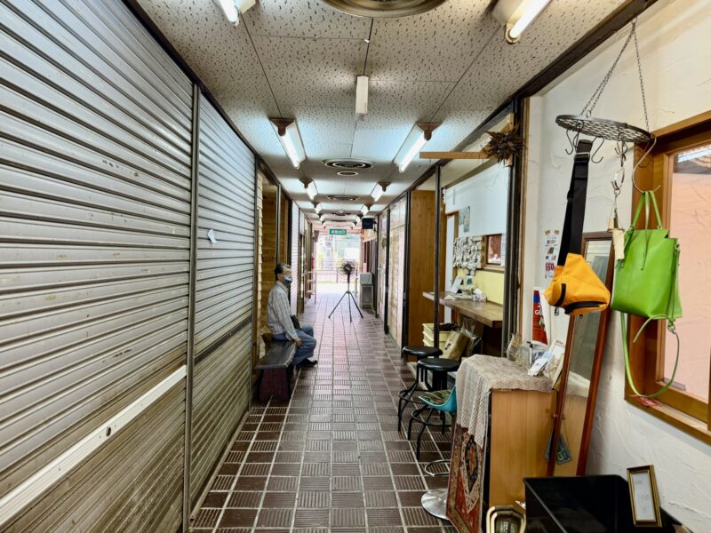 名瀬の市場に残る昔ながらの通路と商店の風景