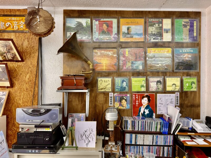 セントラル楽器に展示された昔のレコードと蓄音機