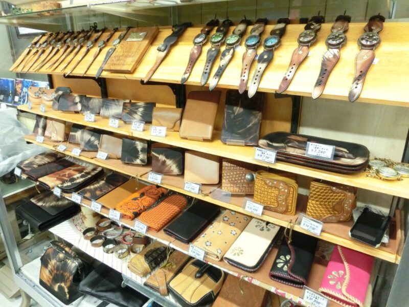 革工房Oneの泥染めレザーを使った財布や革製品｜奄美大島