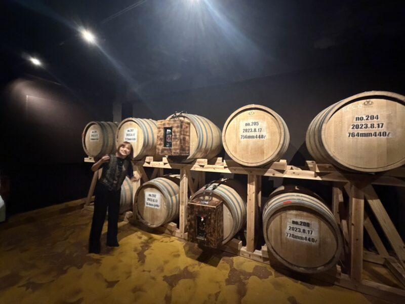 西平酒造で黒糖焼酎を熟成する樽と蔵の風景