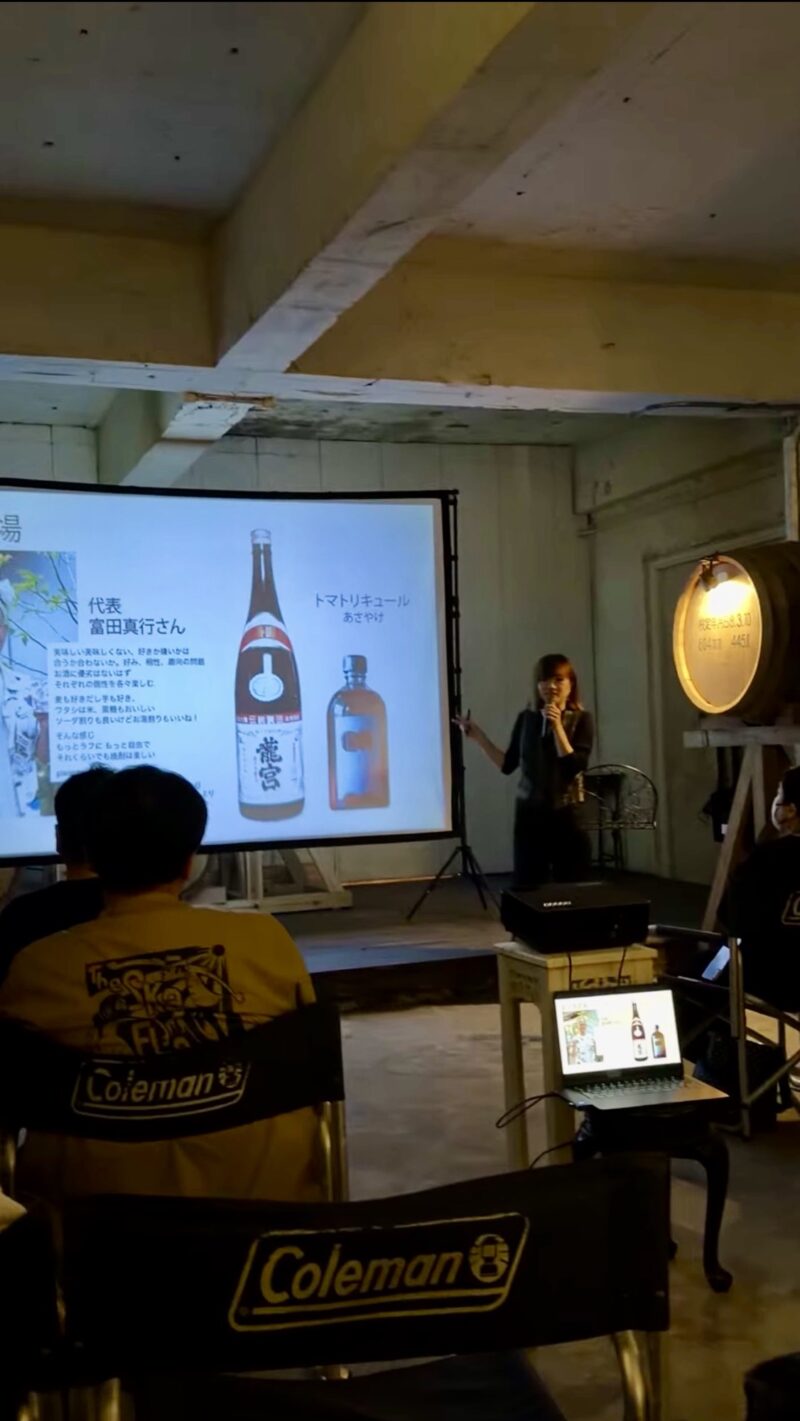 西平酒造で黒糖焼酎と蔵の歴史について話す西平せれな社長