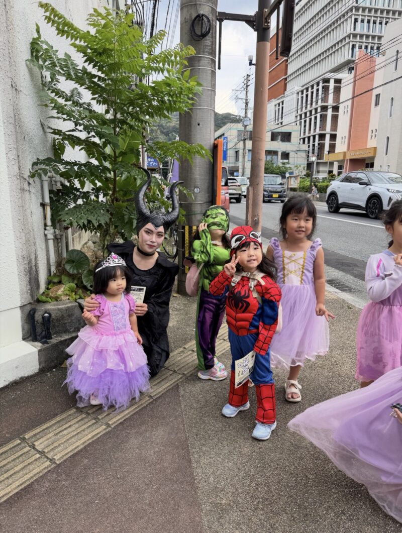 名瀬まち商店街秋祭りでハロウィンの仮装を楽しむ子どもたち